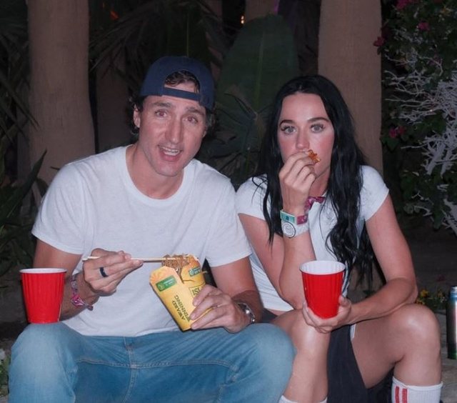 Nga Davosi n&euml; Coachella: Katy Perry dhe ish-kryeministri kanadez po