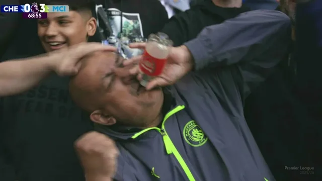 Video/ Tifozi b&euml;het viral n&euml; rrjet, tallet me Arsenalin duke