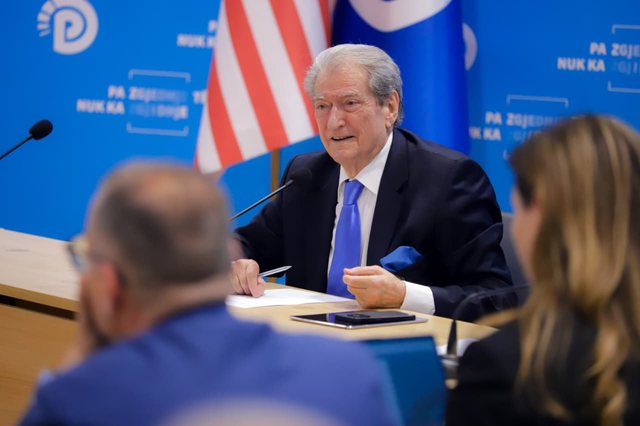 “T’i kundërvihemi qeverisë”, Berisha urdhër