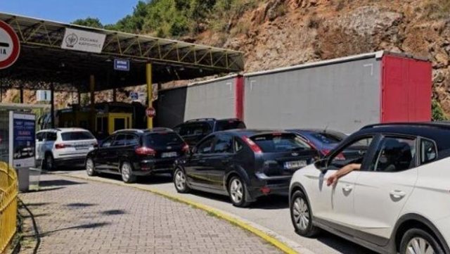 Radhë mbi 1 km në doganën e Kapshticës, emigrantët