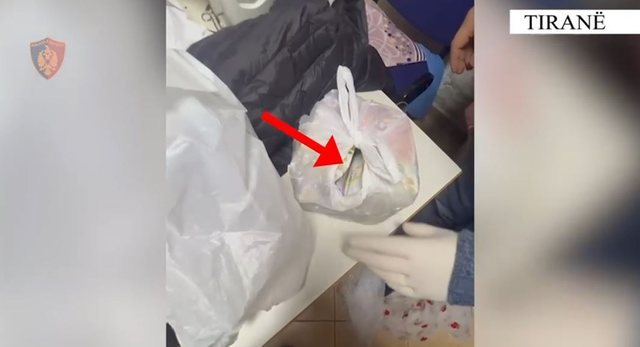 Vodhi 40 mij&euml; paund&euml; nga dollapi i marketit! Zbulohen detajet: Gruaja