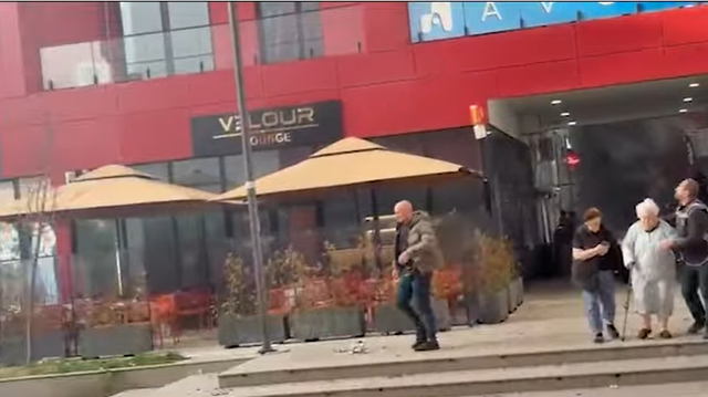 VIDEO/ Qytetar&euml;t vrapojn&euml; t&euml; nxjerrin familjar&euml;t! Zjarri