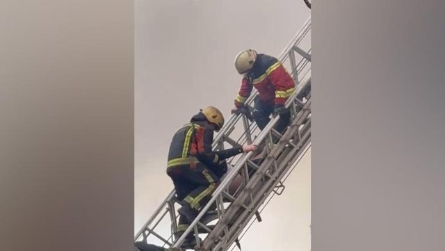 Zjarri në pallatin te ‘Farmacia 10’ në Tiranë, QSUT