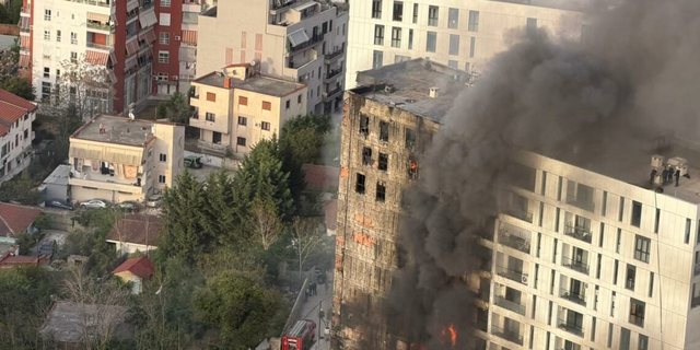 Zjarri në pallatin shumëkatësh pranë spitalit