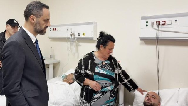 Ministri Lamallari viziton zjarr&euml;fik&euml;sit dhe qytetar&euml;t e