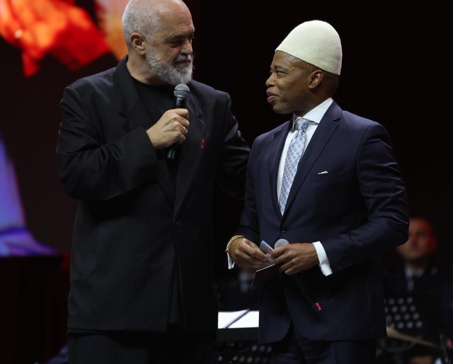 Rama i dorëzon pasaportën shqiptare ish-kryebashkiakut të New