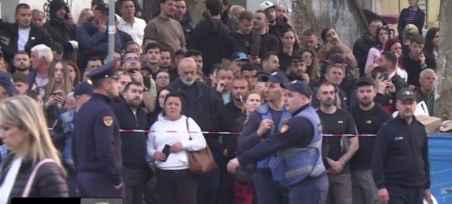 Prek&euml;se/ Qindra njer&euml;z shohin t&euml; shokuar dhe n&euml; lot teksa