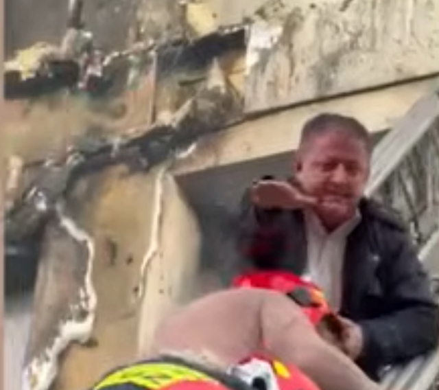 Gur&euml; dhe copa betoni binin nga lart, zjarrfik&euml;si hero i vendos