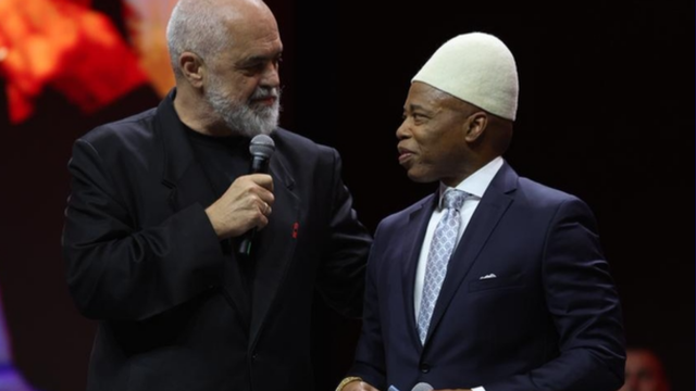 Rama i dorëzon pasaportën shqiptare ish-kryebashkiakut të New