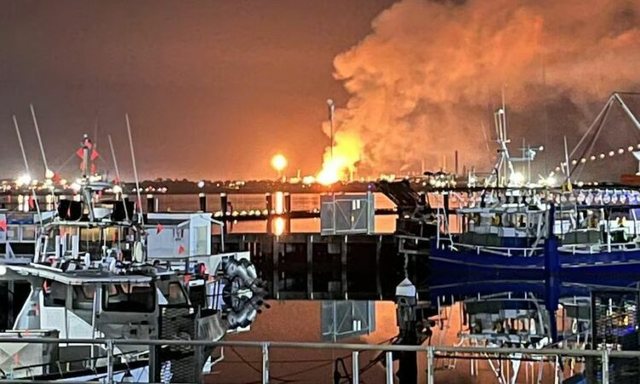 VIDEO/ Pamje t&euml; frikshme, zjarri p&euml;rfshin rafinerin&euml; kryesore