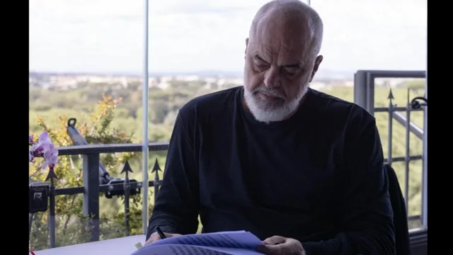 Pak minuta para takimit me Melonin, Rama ndan foton: Duke përsëritur