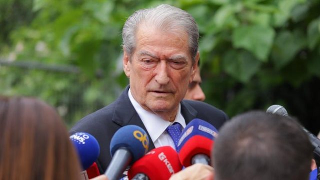 Sali Berisha kall&euml;zohet n&euml; GJKKO p&euml;r shpifje nga Taulant Balla, e