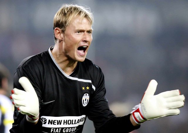 Bota e futbollit n&euml; zi, ndahet nga jeta ish-portieri i njohur (Emri)