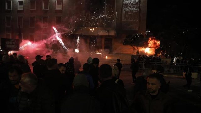 Nes&euml;r protesta e Berish&euml;s, Policia: Distancohuni nga aktet q&euml;