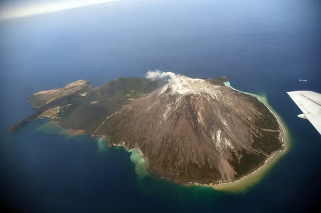 Nj&euml; nga vullkanet m&euml; shp&euml;rthyese t&euml; Tok&euml;s po mbushet