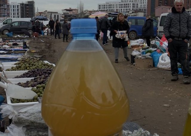 Ushqime n&euml; tok&euml; / Tregtar&euml;t te ish-Stacioni i Trenit