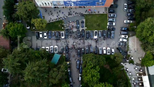 20 minuta pas orarit zyrtar t&euml; fillimit t&euml; protest&euml;s, Berisha