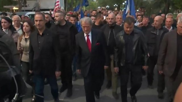 Nis protesta e PD, Berisha l&euml; selin&euml;! Marshon me nj&euml; grusht