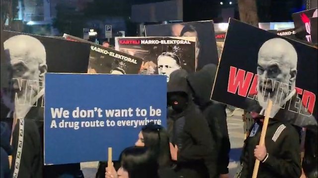 Fytyr&euml;n e fshehur n&euml;n kapu&ccedil;&euml; e pas pankartave,