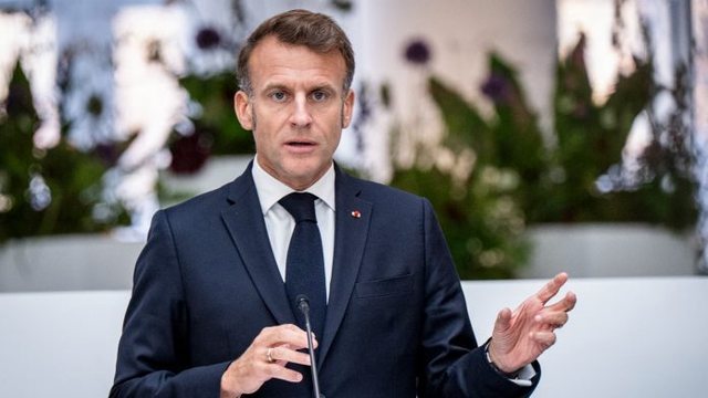 Macron u k&euml;rkon t&euml; rinjve shk&euml;putjen nga ekranet dhe shijimin e