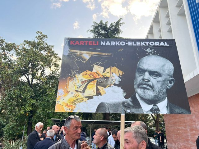 FOTO-LAJM / "Karteli narko-elektoral", pankartat pikante n&euml;
