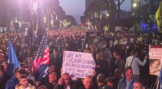 FOTO-LAJM / "Karteli narko-elektoral", pankartat pikante n&euml;