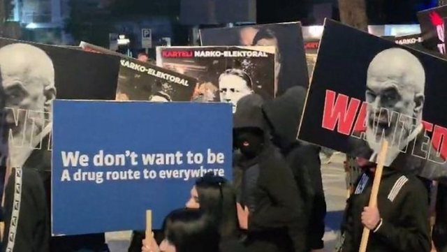 FOTO-LAJM / "Karteli narko-elektoral", pankartat pikante n&euml;