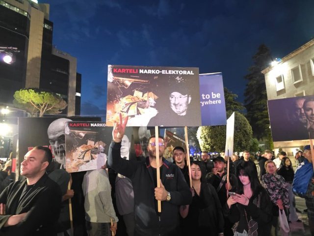 FOTO-LAJM / "Karteli narko-elektoral", pankartat pikante n&euml;