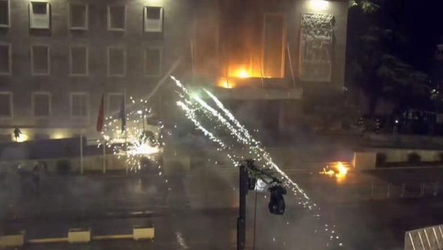 Pas fjalimit t&euml; Berish&euml;s, militant&euml;t demokrat&euml; hedhin