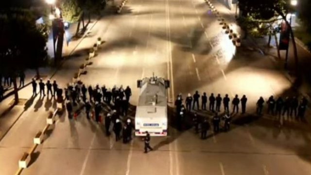 Militant&euml;t e Berish&euml;s nis&euml;n zhvendosjen para Parlamentit,