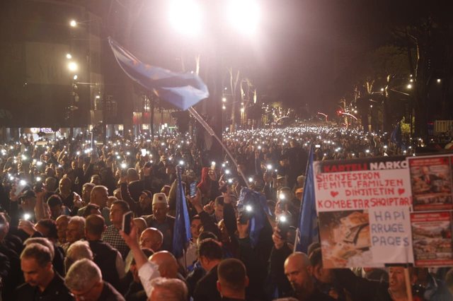 Policia iu gjeti &ccedil;ant&euml; me molotov&euml;, shoq&euml;rohen kat&euml;r