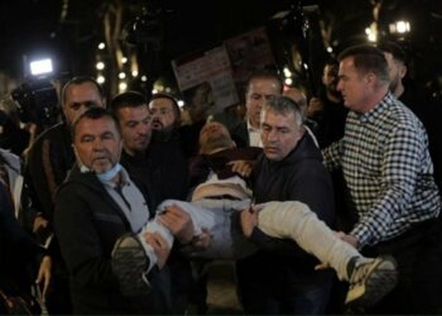 Tensionet gjat&euml; protest&euml;s, 4 t&euml; l&euml;nduar tek spitali i