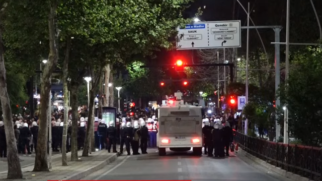 Tensionet gjat&euml; protest&euml;s, 4 t&euml; l&euml;nduar tek spitali i