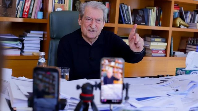 "Kund&euml;r nj&euml; armiku t&euml; eg&euml;r..."/ Nj&euml; dit&euml;