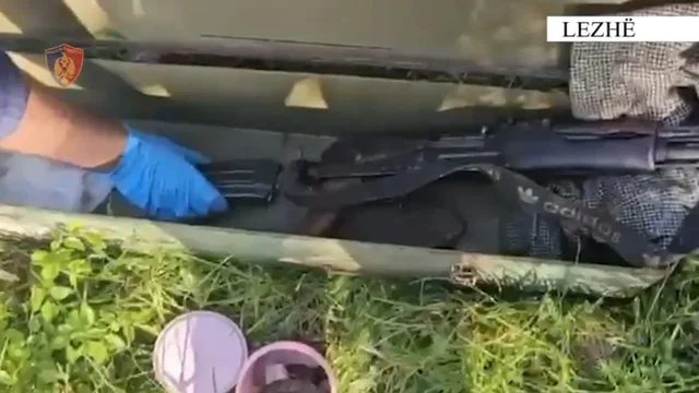 Ju gjet&euml;n arm&euml;, granata e qindra fishek&euml; luftarak&euml; n&euml;