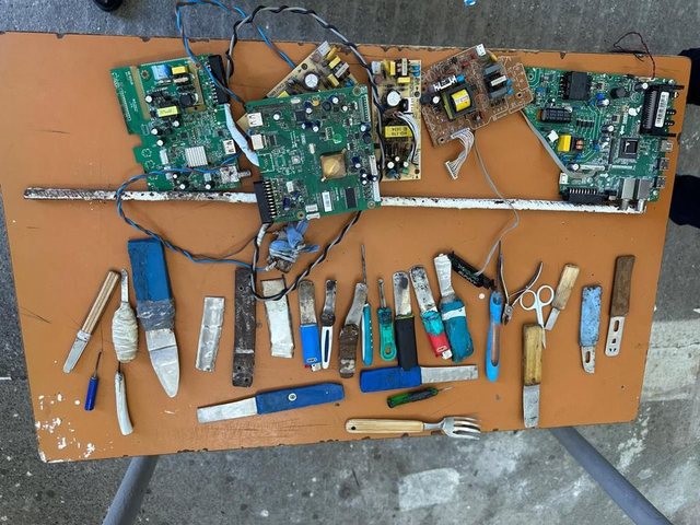 Thika, kabuj e drog&euml;, &ccedil;far&euml; u gjet n&euml; qelit&euml; e burgut