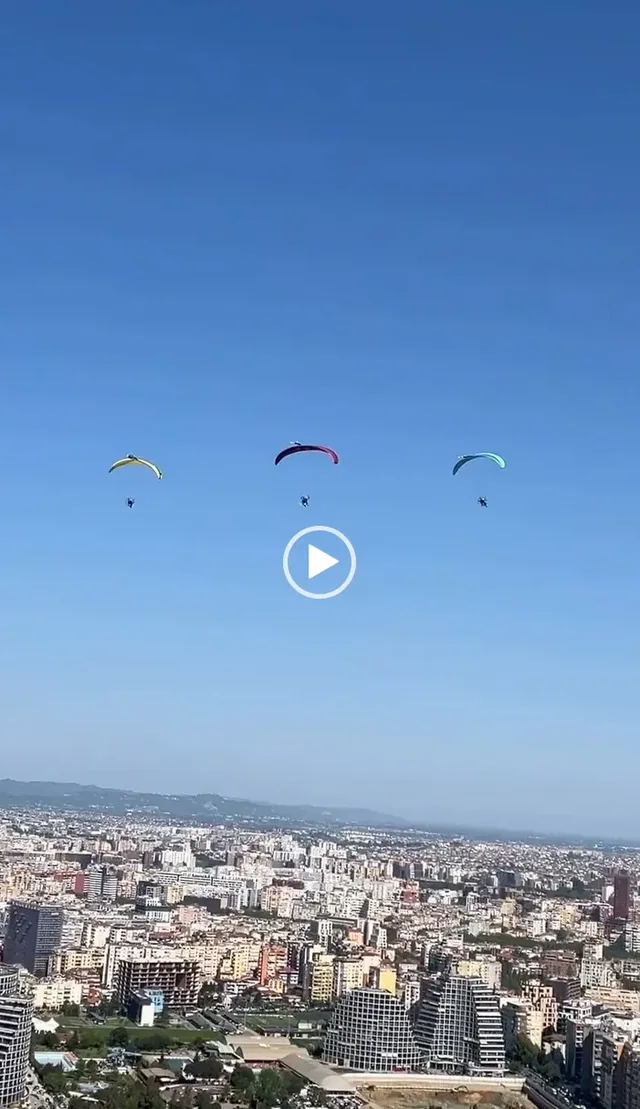 E papritur/ &Ccedil;&rsquo;po ndodh mbi qytetin e Tiran&euml;s, pamjet virale