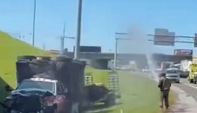 VIDEO/ Kamioni q&euml; transportonte blet&euml; p&euml;rmbyset n&euml; nj&euml;