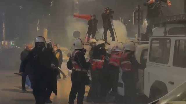 Berisha ndan VIDEO nga protesta e opozit&euml;s para Kryeministris&euml;: Dh*na