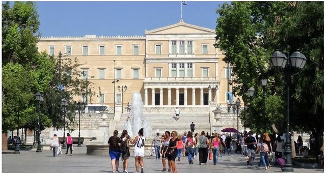 Qarkorja e re ashp&euml;rson rregullat p&euml;r emigrant&euml;t n&euml; Greqi,