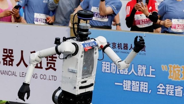 Roboti n&euml; Pekin fiton gar&euml;n e vrapit dhe thyen rekordin e njeriut