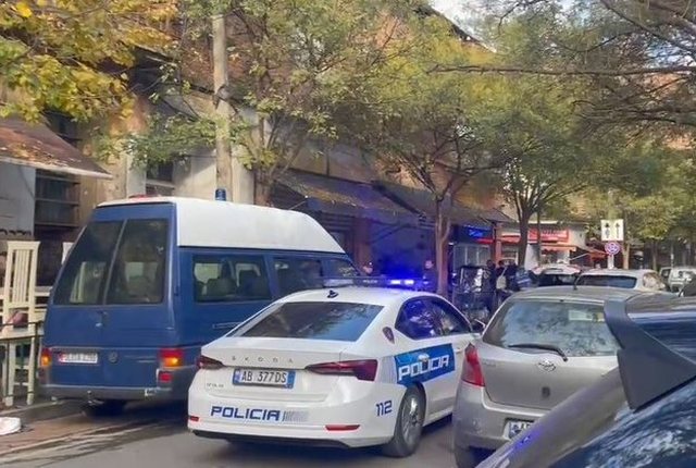Policia ndjek dhe arreston 40-vje&ccedil;arin e droguar n&euml; Tiran&euml;,