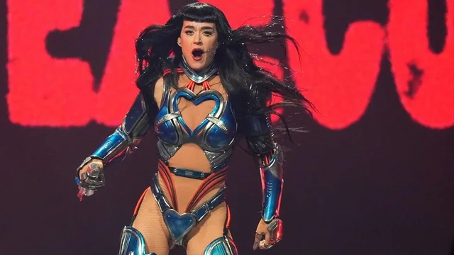 Katy Perry hedh nj&euml; kart&euml; krediti n&euml; Shat&euml;rvanin Trevi