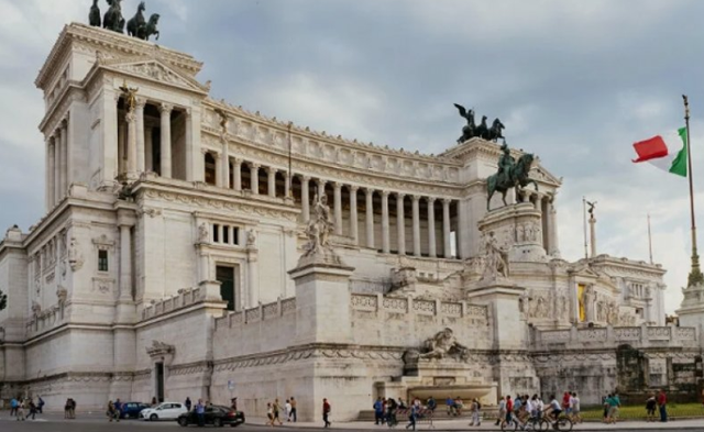 Italia miraton planin p&euml;r 500 mij&euml; pun&euml;tor&euml; t&euml; huaj