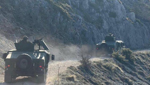 'Mburoja e Arb&euml;rit 26' ushtria shqiptare teston