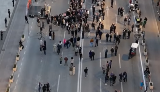 Berisha braktiset edhe nga militant&euml;t, t&euml; pranishmit n&euml;