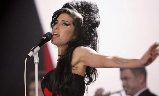 Sende t&euml; k&euml;ng&euml;tares u shit&euml;n n&euml; ankand, babai i Amy