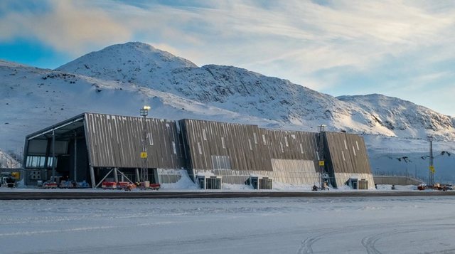 K&euml;rc&euml;nim me bomb&euml; n&euml; aeroportin e Nuuk, evakuim urgjent,