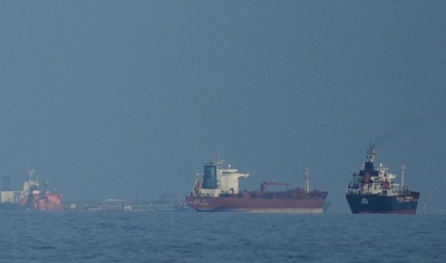 Q&euml;llohen me arm&euml; zjarri tre anije kontejner&euml;sh n&euml;