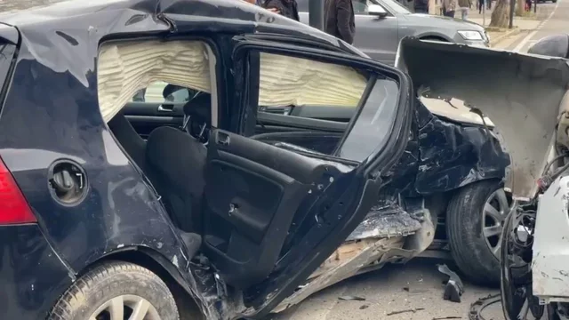 Aksident i r&euml;nd&euml; n&euml; La&ccedil;/ Makinat p&euml;rplasen me